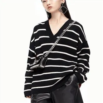 Suéter preguiçoso com listras contrastantes